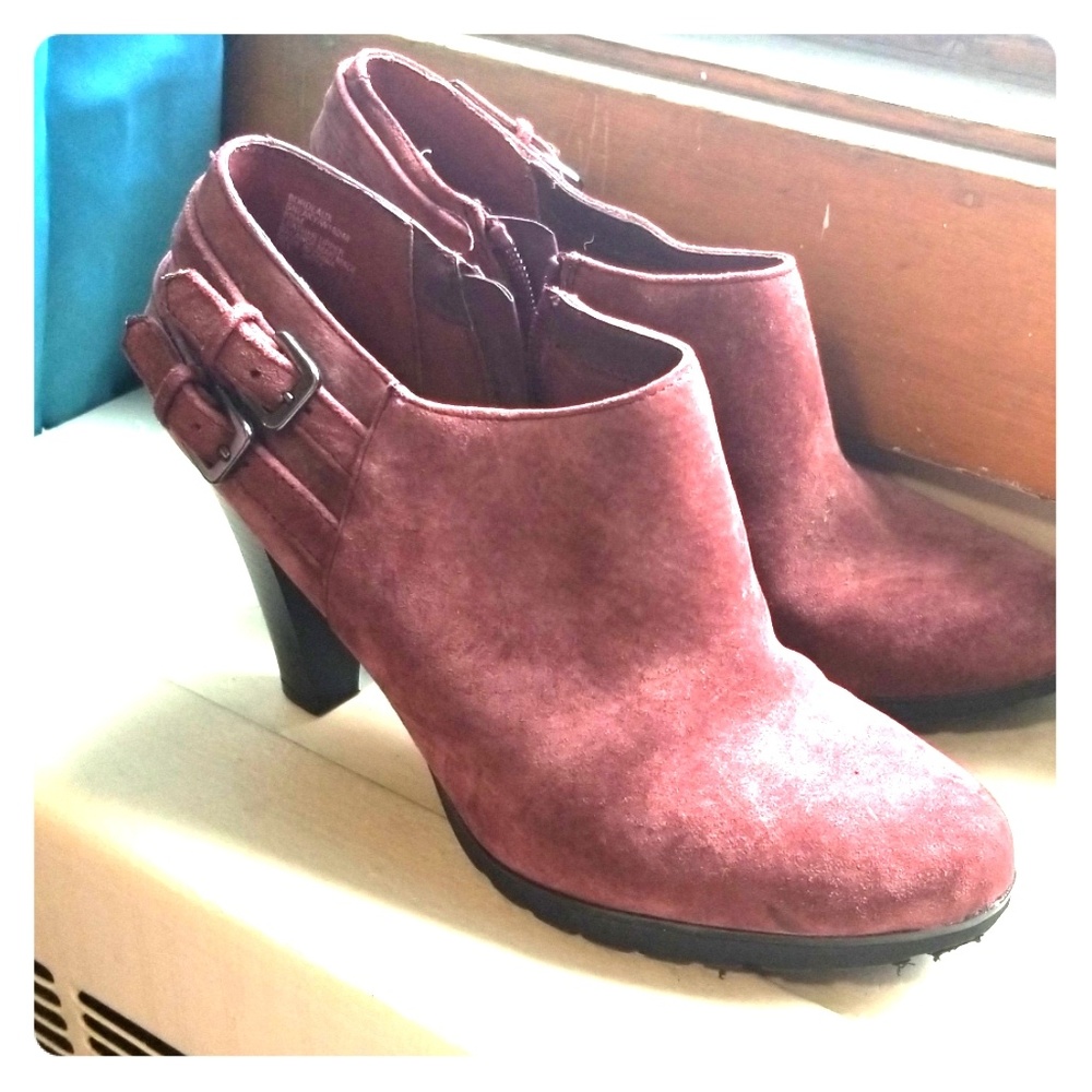 Light maroon swade ankle heels